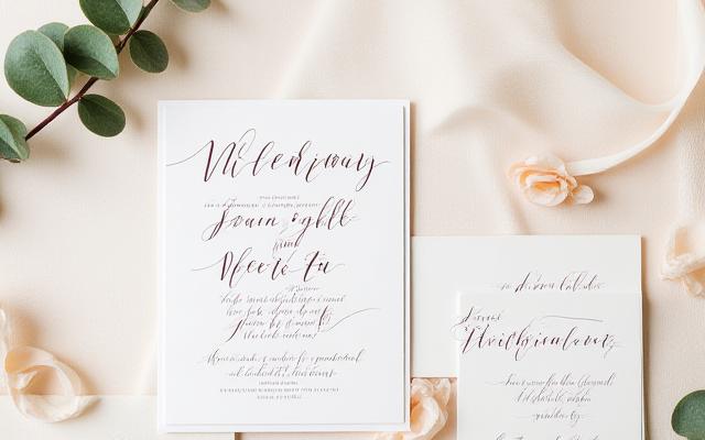 Cerca up de invitación de boda caligráfica